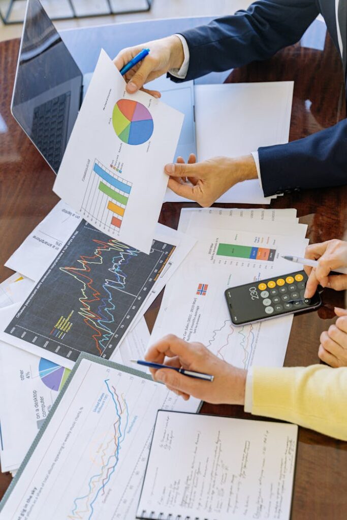 ProfitBackup: una opinión honesta sobre la herramienta que está transformando la organización financiera moderna Business professionals analyzing financial charts and graphs during a meeting.